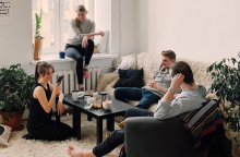 Φίλοι στο σπίτι με ασφάλεια