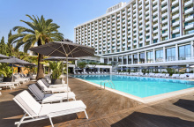 To Hilton Αθηνών ανοίγει και πάλι τις πόρτες του εφαρμόζοντας προηγμένα πρωτόκολλα υγιεινής και ασφάλειας. Η δελεαστική πρόταση για μια καλοκαιρινή «απόδραση».