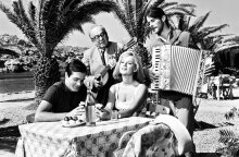 Σκηνή από την ταινία «Το Δόλωμα», όπου ο Κώστας Φυσσούν έπαιζε ακορντέον  