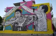 Τοιχογραφία για τον Γιάννη Αντετοκούνμπο από τον street artist Same83 στην Αγία Βαρβάρα