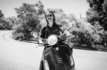 Ο ηθοποιός Ρένος Χαραλαμπίδης στη βέσπα του