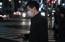 Πεζος με κινητό