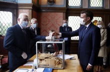 O πρόεδρος της Γαλλίας Εμμανουέλ Μακρόν ψηφίζει στις δημοτικές εκλογές 