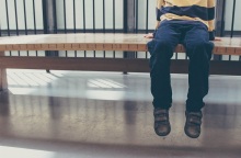 Παιδί κάθεται σε παγκάκι