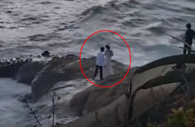 «Μούσκεμα» έγιναν γαμπρός και νύφη που παρασύρθηκαν από τα κύματα στην Καλιφόρνια την ώρα της φωτογράφισης