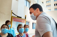 Στο Νοσοκομείο Χανίων ο Βασίλης Κικίλιας, όπου τοποθετήθηκε μεγάλος μοριακός αναλυτής για τεστ κορωνοϊού