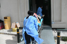 Μεταφορά από το ΕΚΑΒ ύποπτου περιστατικού για κορωνοϊό