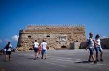 Τουρίστρια θετική στον κορωνοϊό κυκλοφορούσε για τρεις ημέρες στην Κρήτη