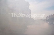 βλάβη στην εξάτμιση αυτοκινήτου γέμισε καυσαέριο την οδό Δημητριάδος στον Βόλο