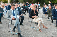 Ο πρωθυπουργός Κυριάκος Μητσοτάκης και η σύζυγός του, Μαρέβα Γκραμπόφσκι, στην εκδήλωση της ελληνικής Προεδρίας στους Στύλους του Ολυμπίου Διός