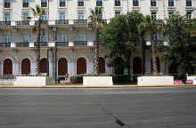 «Μεγάλος Περίπατος της Αθήνας»: Συνεργεία του Δήμου Αθηναίων αφαίρεσαν τα συνθήματα που έγραψαν άγνωστοι στις ζαρντινιέρες με τους φοίνικες στην Πανεπιστημίου