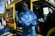 Κορωνοϊός - Ασθενοφόρο του ΕΚΑΒ μεταφέρει ύποπτο κρούσμα κορωνοϊού