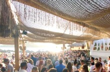 Εικόνες συνωστισμού σε παραλία στη Μύκονο 