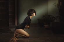 Γυναίκα κρατάει το στομάχι της