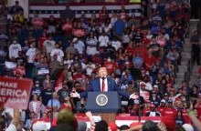 Ο Ντόναλντ Τραμπ στην ομιλία του στην Τάλσα