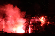 Δεκάδες συλλήψεις στο Βελιγράδι έπειτα από έφοδο εθνικιστών διαδηλωτών στη Βουλή