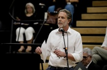 «Εύχομαι και ελπίζω στις εκλογές για την ηγεσία του ΚΙΝΑΛ να είναι πάνω από ένας ο αντίπαλος», τονίζει σε σημερινή συνέντευξή του ο Παύλος Γερουλάνος