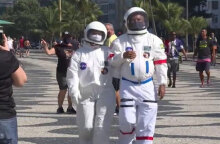 Στο Ρίο ντε Τζανέιρο λόγω κορωνοϊού ένα ζευγάρι πήγε βόλτα στην παραλία ντυμένοι... αστροναύτες