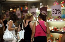 Ξεκινούν σήμερα οι θερινές εκπτώσεις