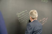 Ο πρέσβης των ΗΠΑ στο Παγκόσμιο Κέντρο Ψηφιακής Τεχνολογίας της Pfizer 