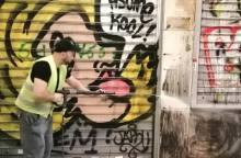 Δήμος Αθηναίων - Οδός Αθηνάς: Καθαρισμός από γκράφιτι και μπογιές