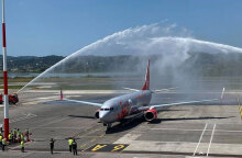 Αψίδες νερού στο αεροδρόμιο της Κέρκυρας για την πρώτη πτήση με τουρίστες από τη Μεγάλη Βρετανία