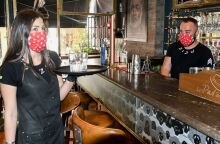 Εργαζόμενοι στην εστίαση με μάσκα