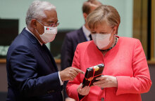 Σύνοδος Κορυφής ΕΕ: Η Άνγκελα Μέρκελ δέχεται δώρο για τα γενέθλιά της από τον πρωθυπουργό της Πορτογαλίας Αντόνιο Κόστα