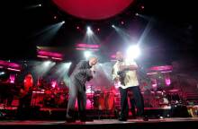 Στιγμιότυπο από τη συναυλία του Phil Collins στο ΣΕΦ το 2005