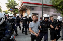 Eλεύθεροι με την επιβολή περιοριστικών όρων αφέθηκαν μετά τις απολογίες τους στον ανακριτή οι τρεις συλληφθέντες μετά τα επεισόδια στην ΑΣΟΕΕ