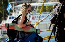 Ιδιαίτερα αυξημένη είναι σήμερα, 18 Ιουλίου η κίνηση στο λιμάνι του Πειραιά, καθώς όλο και περισσότεροι Αθηναίοι φεύγουν για τις καλοκαιρινές διακοπές τους