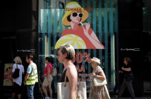 Σε εξέλιξη οι καλοκαιρινές εκπτώσεις, ανοιχτή η αγορά την Κυριακή 19 Ιουλίου – Αναλυτικά το ωράριο των καταστημάτων 