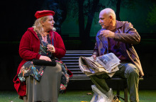 Η Φωτεινή Μπαξεβάνη και ο Γιώργος Κιμούλης στην παράσταση «Το Παγκάκι»