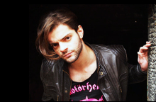 Συνέντευξη με τον εικαστικό Γιώργο Τζινούδη για τα ποπ κοσμήματα που φτιάχνει.