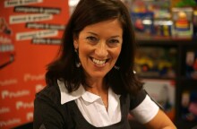 Βικτόρια Χίσλοπ: Πολιτογραφήθηκε Ελληνίδα η διάσημη συγγραφέας