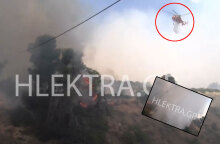 Η στιγμή που ρεπόρτερ στη φωτιά στις Κεχριές Κορινθίας γίνεται «μούσκεμα» από ελικόπτερο της Πυροσβεστικής