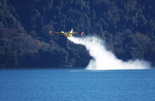 Canadair εφοδιάζεται με νερό για να πραγματοποιήσει ρίψη σε δασική πυρκαγιά