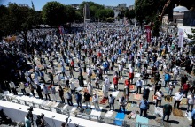 Μουσουλμάνοι προσκυνητές στην πρώτη μέρα λειτουργίας της Αγίας Σοφίας ως τζαμί