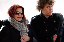 Η Πρισίλα Πρίσλεϊ με τον εγγονό της Μπέντζαμιν Κιου