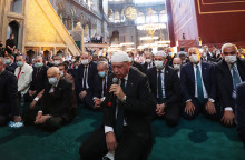 Ο Ρετζέπ Ταγίπ Ερντογάν κατά την ώρα της προσευχής στην Αγία Σοφία