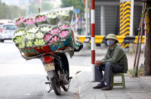 Κορωνοϊός στο Βιετνάμ: Με προστατευτική μάσκα πλανόδιος πωλητής στην πρωτεύουσα Ανόι, την ώρα που παγκοσμίως τα συνολικά επιβεβαιωμένα κρούσματα ξεπέρασαν τα 16 εκατομμύρια