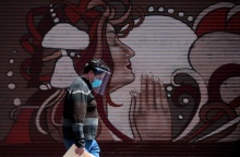 Περαστικός με μάσκα προστασίας από τον κορωνοϊό στο Μεξικό 