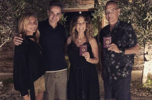 Τομ Χανκς και Ρίτα Γουίλσον, με τα ελληνικά διαβατήρια στο χέρι, ποζάρουν χαμογελαστοί δίπλα στον πρωθυπουργό Κυριάκο Μητσοτάκη και τη σύζυγό του, Μαρέβα