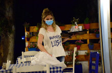 Παραμένει υποχρεωτική η χρήση μάσκας σε καφετέριες και εστιατόρια για τους εργαζόμενους