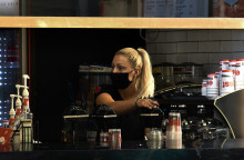 ΑΠΟ ΣΗΜΕΡΑ ΥΠΟΧΡΕΩΤΙΚΗ Η ΧΡΥΣΗ ΜΑΣΚΑΣ ΣΕ ΟΛΟΥΣ ΤΟΥΣ ΚΛΕΙΣΤΟΥΣ ΧΩΡΟΥΣ