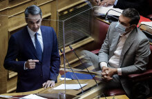 Μητσοτάκης και Τσίπρας συγκρούονται στη Βουλή για την Οικονομία