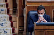 Κορωνοϊός στην Ισπανία: Ο πρωθυπουργός Πέδρο Σάντσεθ με προστατευτική μάσκα