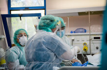 Γιατροί και νοσηλευτές στη ΜΕΘ του νοσοκομείου «Σωτηρία» με προστατευτικές στολές για τον κορωνοϊό