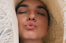 Πώς θα ξεφορτωθείς τα σκασμένα χείλη μια και καλή