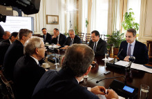 Ο Κυριάκος Μητσοτάκης προεδρεύει στη συνεδρίαση του ΚΥΣΟΙΠ / Συμμετέχει βραβευμένος με το Nobel Οικονομικών 2010 Χριστόφορος Πισσαρίδης